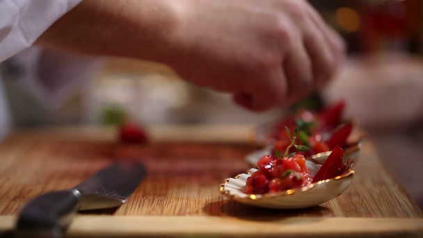 chef-kok serveert heerlijke visgerechten salade in luxe restaurant - Video