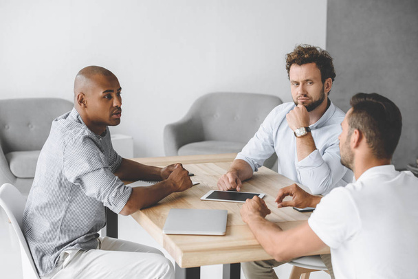 Multiethnische Geschäftsleute diskutieren Geschäftsidee bei Treffen im Büro - Foto, Bild