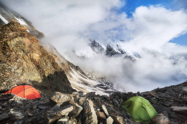 Trekking to Mont Blanc mountain in French Alps - Foto, imagen