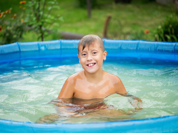 Roztomilý blond kluk koupání v malém bazénu - Fotografie, Obrázek