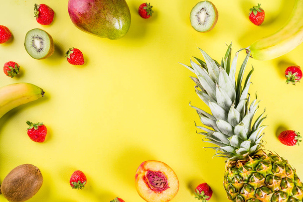 verschiedene tropische Früchte Hintergrund Ananas, Banane, Mango, Erdbeere, Äpfel, Pfirsich, Nektarine, kreatives Layout Leerraum kopieren Draufsicht - Foto, Bild