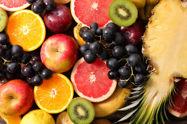 cumulo di frutta fresca assortita intera e dimezzata
 - Foto, immagini