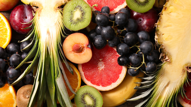 cumulo di frutta fresca assortita intera e dimezzata
 - Foto, immagini