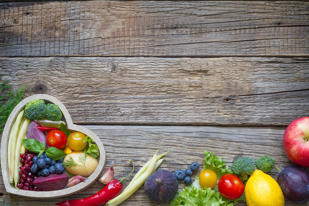 Здоровое питание в сердце диета кулинарная концепция со свежими фруктами и овощами
 - Фото, изображение