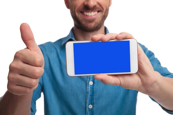 recorte de imagen de un hombre que muestra la pantalla de un phne y hace signo ok sobre fondo blanco
 - Foto, Imagen