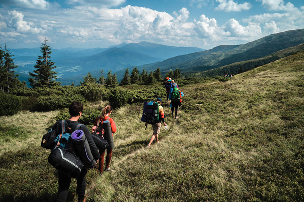 Skupina turistů chůzi na hoře. Karpaty, Ukrajina - Fotografie, Obrázek