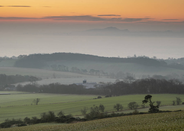 Paysage agricole par une matinée glacée à Fife avec Édimbourg et Arthur's Seat en arrière-plan
 - Photo, image