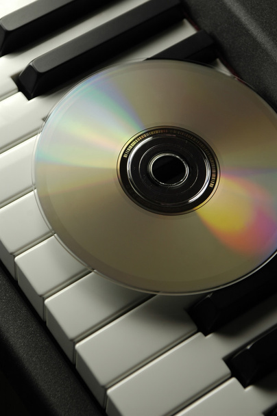 Компакт-диск і фортепіано
 - Фото, зображення