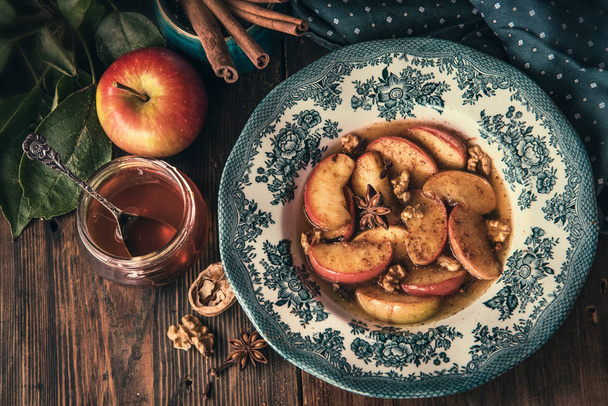Baked apples with honey, flavored with anise, cinnamon and nuts - Foto, Bild