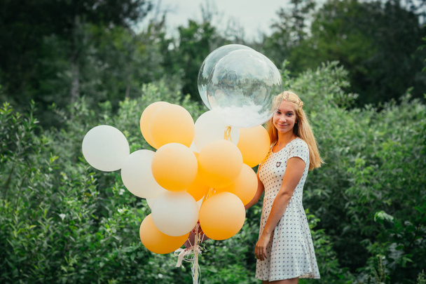 junges Mädchen mit Luftballons auf Naturhintergrund. - Foto, Bild