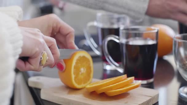 Unrecognizable woman slicing the lemon at kitchen - Materiał filmowy, wideo