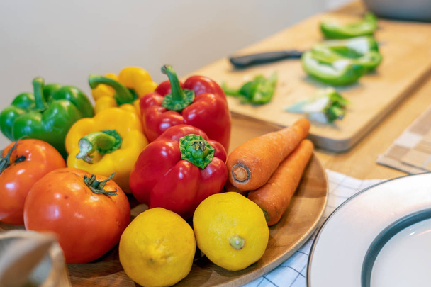Сирий салат готують до приготування їжі для шеф-кухаря, який має помідор, лимон, морква та болгарський перець на сучасній кухні, дієту та концепцію здорової їжі
 - Фото, зображення