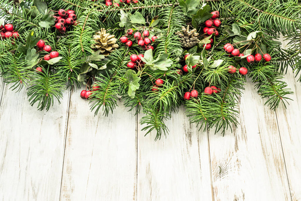 Vánoční pozadí s větev stromu zelená jedle a dekorace na dřevěný stůl - Fotografie, Obrázek