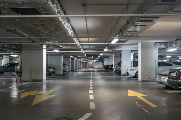 Garaż lub nowoczesnych samochodów parking z dużą ilością pojazdów - Zdjęcie, obraz