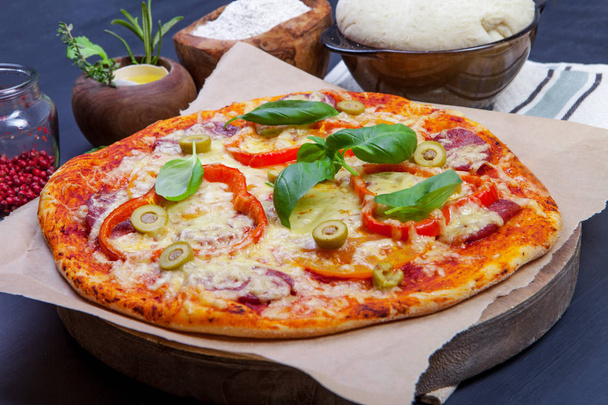 leckere frische Pizza im Dunkeln - Foto, Bild