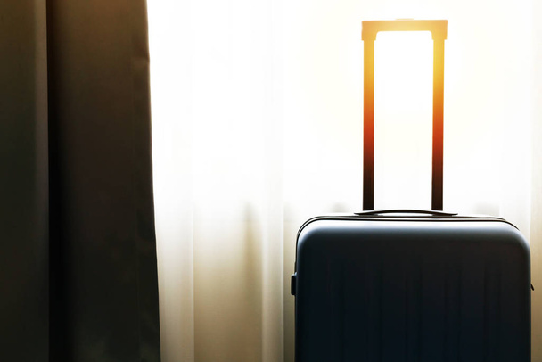 saco de bagagem de passageiro no quarto de cama, pronto para férias - Foto, Imagem