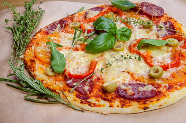 Deliciosa pizza fresca en la oscuridad
 - Foto, imagen