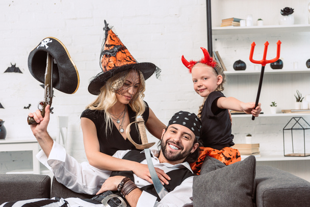 portrait de famille en costumes d'Halloween à la maison
 - Photo, image
