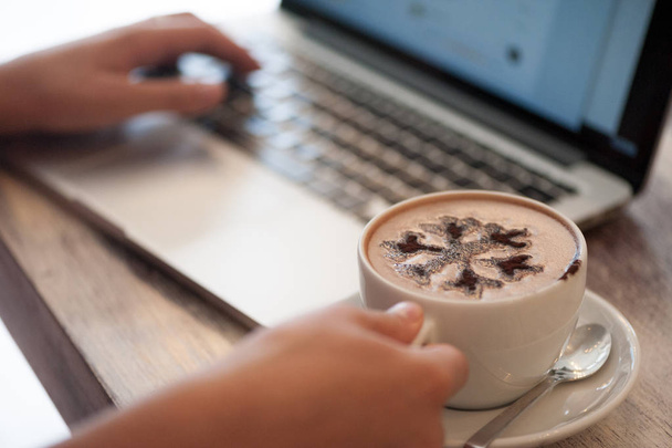 Fiatal szőke nő szabadúszó gépelés-ban laptop a kávézóban - Fotó, kép