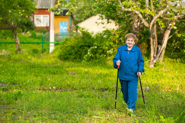 Aktivní žena severskou chůzi venku (85 let) - Fotografie, Obrázek