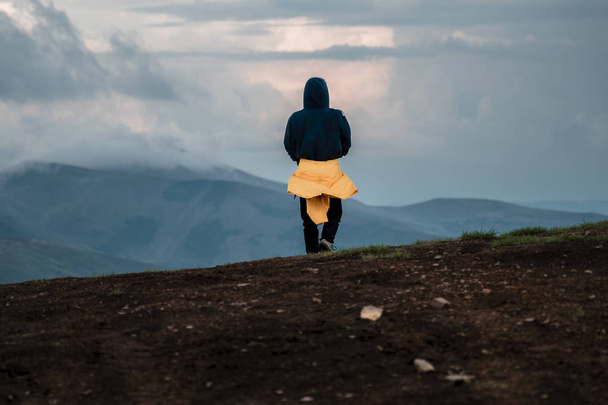 Nuori mies kävelee mäkitiellä. Karpaatit, Ukraina
 - Valokuva, kuva