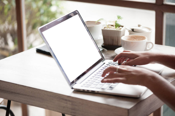 Giovane donna bionda freelance digitando nel computer portatile in caffè
 - Foto, immagini