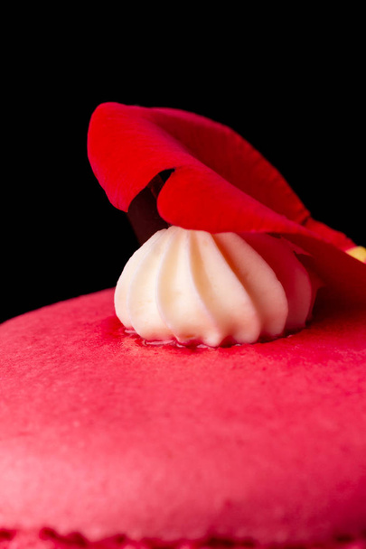red rose petal on vanilla cream. background sweet dessert - Fotografie, Obrázek