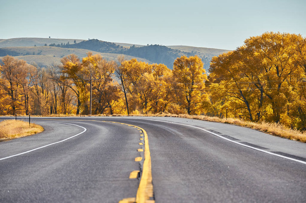 Autostrady w Colorado w jesieni, Stany Zjednoczone Ameryki.  - Zdjęcie, obraz