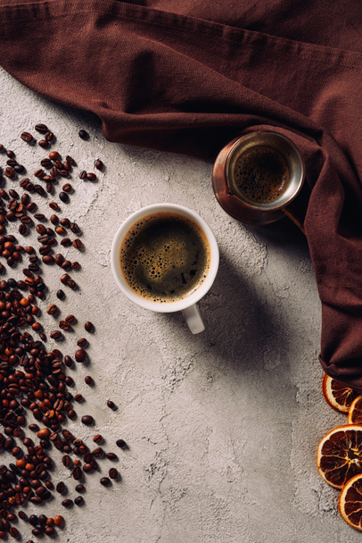 コンクリート表面 cezve コーヒー豆とコーヒーのカップの上から見る - 写真・画像