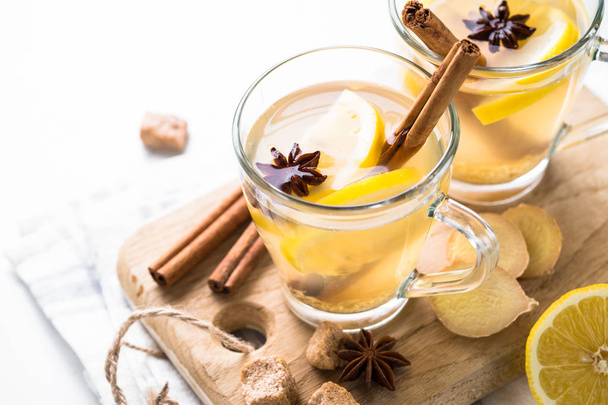 Ζεστό τσάι τζίντζερ με λεμόνι, μέλι και μπαχαρικά. - Φωτογραφία, εικόνα