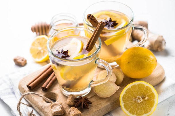 Ζεστό τσάι τζίντζερ με λεμόνι, μέλι και μπαχαρικά. - Φωτογραφία, εικόνα