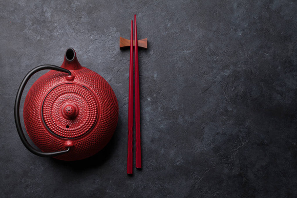 Czerwona herbata pałeczki pot i sushi. Widok z góry z miejsca na tekst. Leżał z płaskim - Zdjęcie, obraz