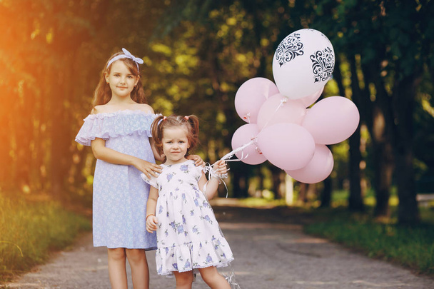 Children with ballons - Zdjęcie, obraz