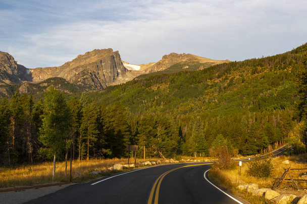 Bear Lake Road serpentea a través del Parque Nacional de las Montañas Rocosas fuera de Estes Park Colorado
 - Foto, imagen