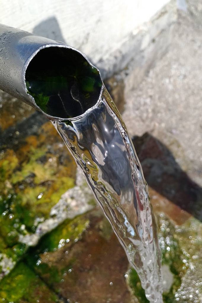 Rohr mit artesischem sauberem Wasser - Foto, Bild