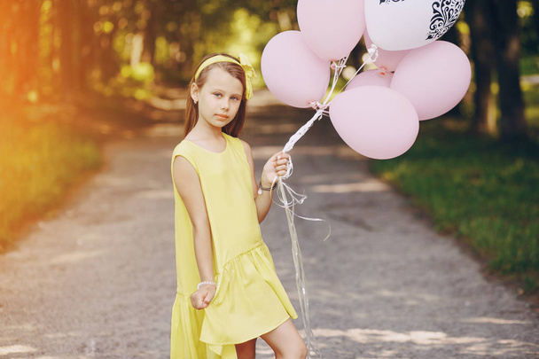 Menina com balões
 - Foto, Imagem