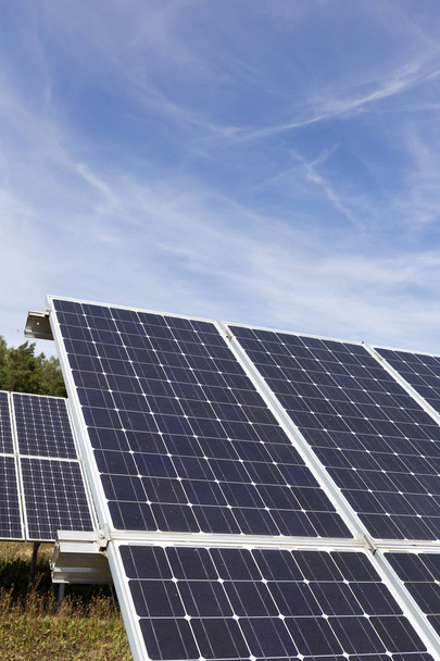Сонячна електростанція в літній краєвид - Фото, зображення