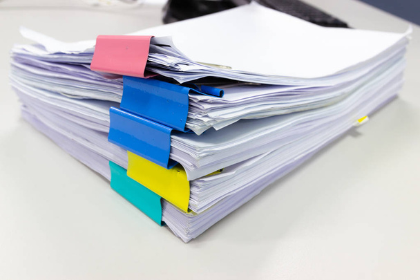 Stos dokumentów dokumentacją w archiwum pliki z spinacze do papieru na biurku w urzędach, koncepcja biznesowa. - Zdjęcie, obraz