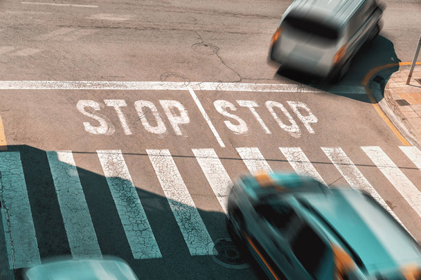 Dur işareti ve zebra kesişen bir yolda araba hareket - trafik sıkışıklığı hareketli - Fotoğraf, Görsel