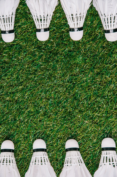 緑の芝生の上に配置された白い shuttlecocks の平面図 - 写真・画像
