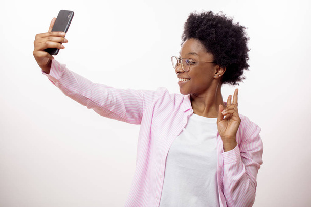 cheerful woman posing to her smart phone - Foto, Imagen