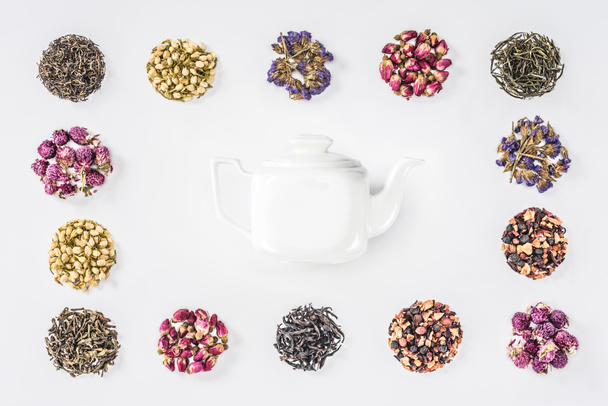 Çaydanlık kuru bitkisel organik çay beyaz izole çerçevesindeki yükseltilmiş görünümünü - Fotoğraf, Görsel
