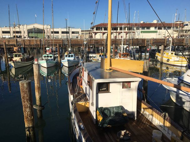 Bir balıkçı teknesi closeup İskeleye demirlemiş. San Francisco gün güneşli yaz. Amerika Birleşik Devletleri. - Fotoğraf, Görsel