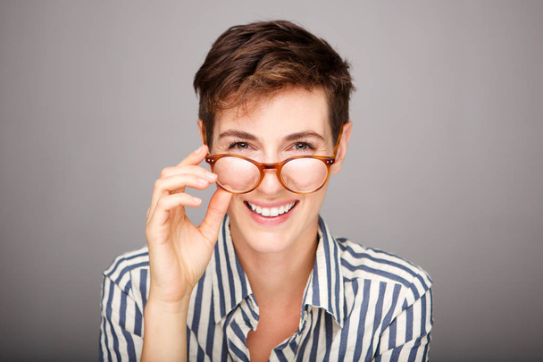 Close up retrato frontal de bela jovem segurando óculos
  - Foto, Imagem