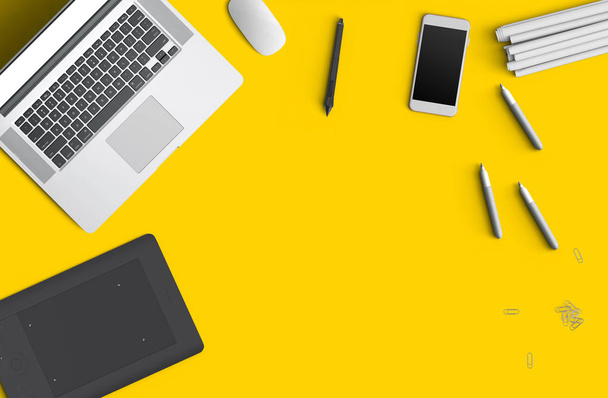 En az çalışma alanı kavramı: akıllı telefon, kalem, kalem, tablet, laptop, sarı arka plan kompozisyonu. Düz yatıyordu, en iyi görünüm. Kopya alanı - Fotoğraf, Görsel