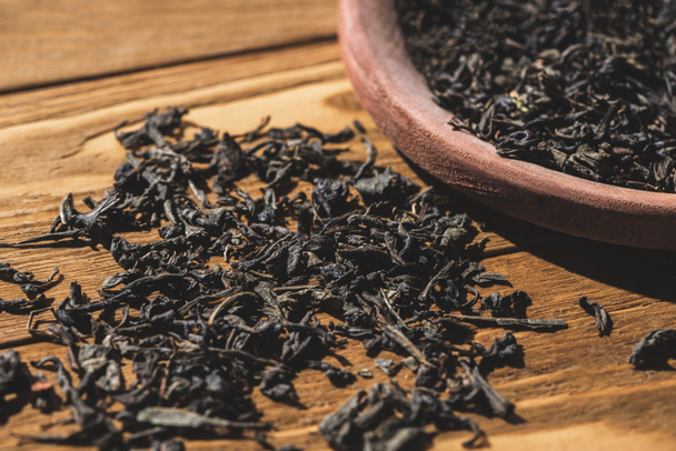 aromás szárított fekete tea konyha fa tábla - Fotó, kép