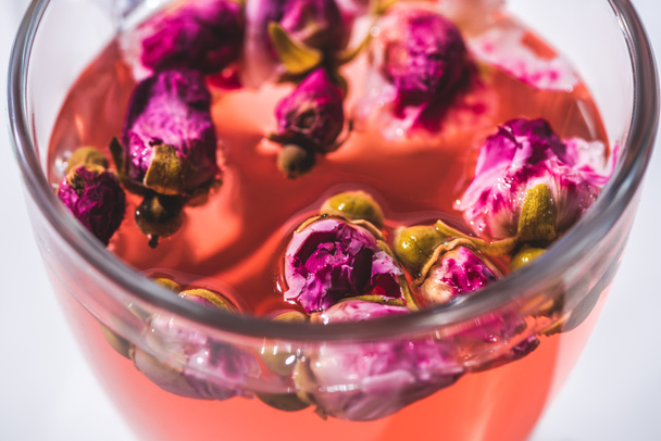 close-up de chá com botões de rosa secos
  - Foto, Imagem