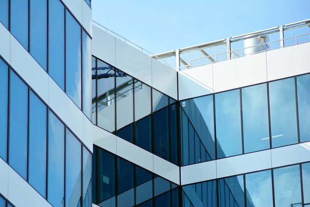 Абстрактный фрагмент современной архитектуры, стены из стекла и бетона. Стеклянная стена современного офисного здания
 - Фото, изображение