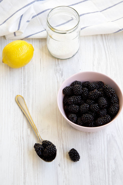 Ingredience pro blackberry jam na bílý dřevěný stůl, vysoký úhel pohledu. - Fotografie, Obrázek