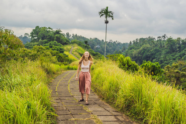 Viajera joven caminando en Campuhan Ridge Walk, Ubud, Bali
. - Foto, Imagen